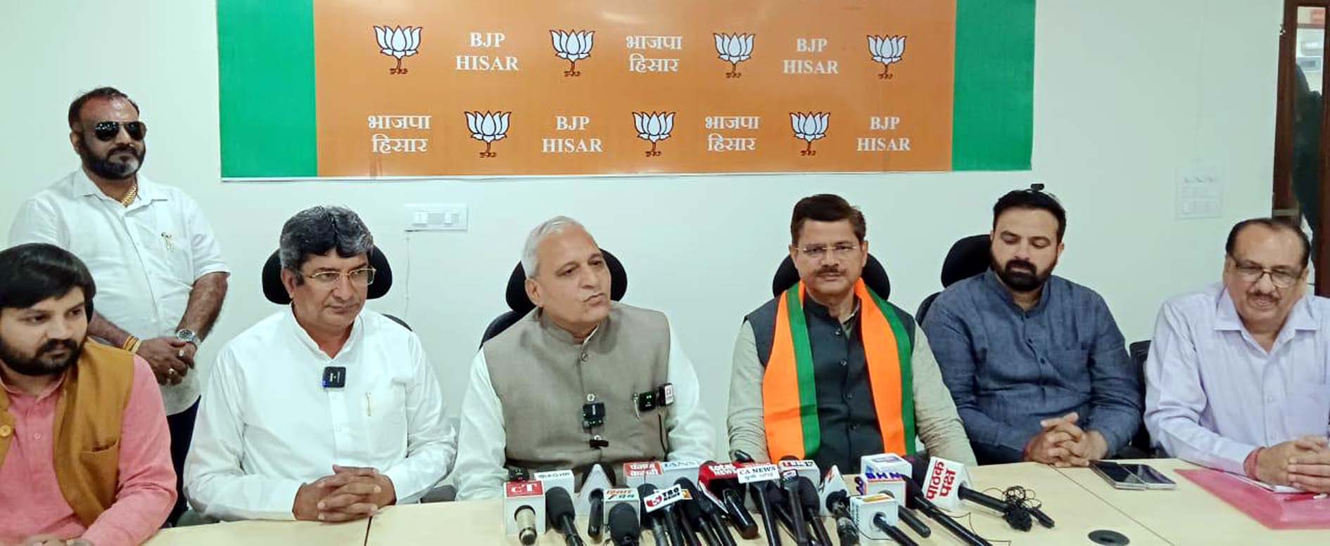 भाजपा कार्यालय में पत्रकारों से बातचीत करते मंत्री रणबीर गंगवा। भाजपा कार्यालय में पत्रकारों से बातचीत करते मंत्री रणबीर गंगवा।