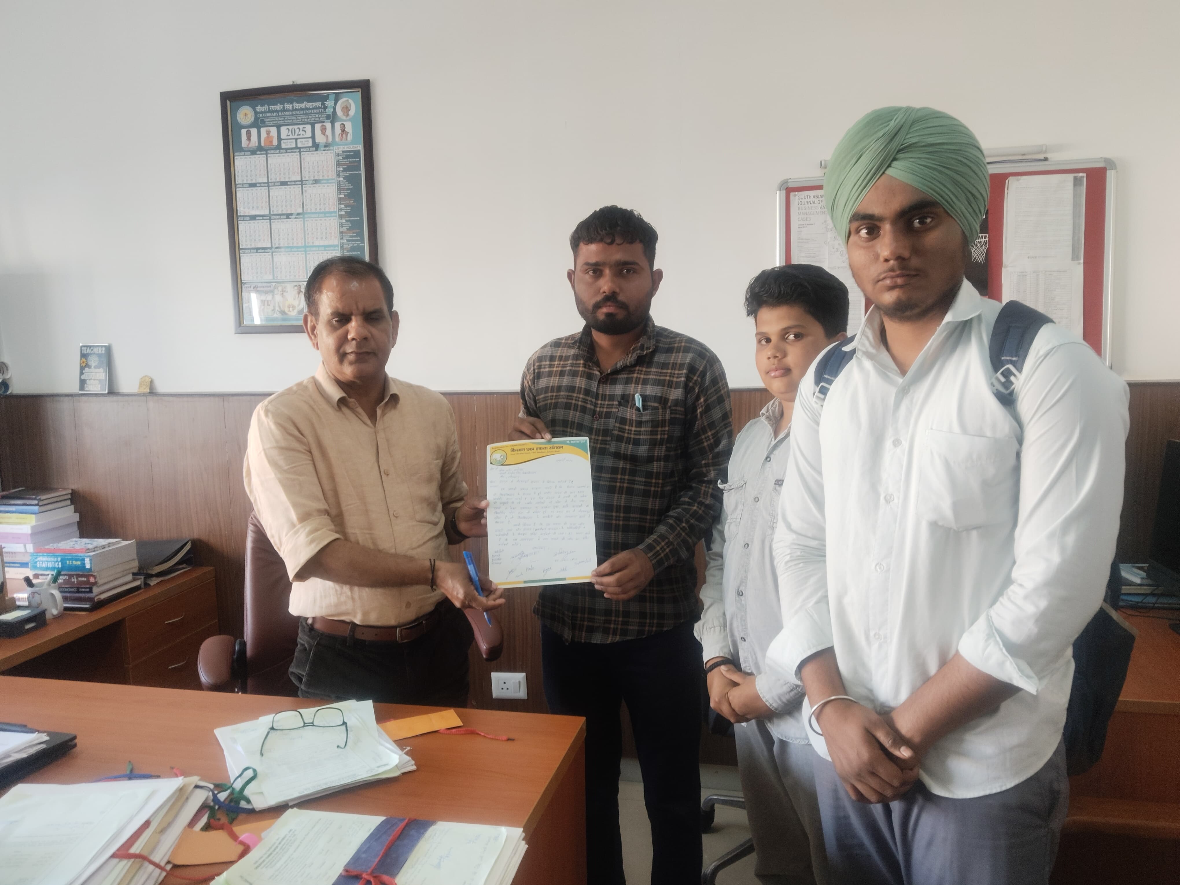 चीफ वार्डन को ज्ञापन सौंपते हुए संगठन सदस्य। चीफ वार्डन को ज्ञापन सौंपते हुए संगठन सदस्य।