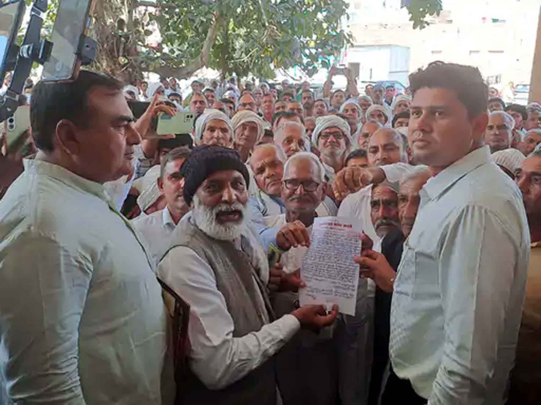 बाबा के खिलाफ एसडीएम को ज्ञापन सौंपते ग्रामीण। बाबा के खिलाफ एसडीएम को ज्ञापन सौंपते ग्रामीण।