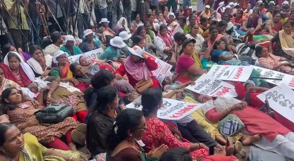 केरल में राज्य सचिवालय के सामने धरनारत आशा वर्कर। केरल में राज्य सचिवालय के सामने धरनारत आशा वर्कर।