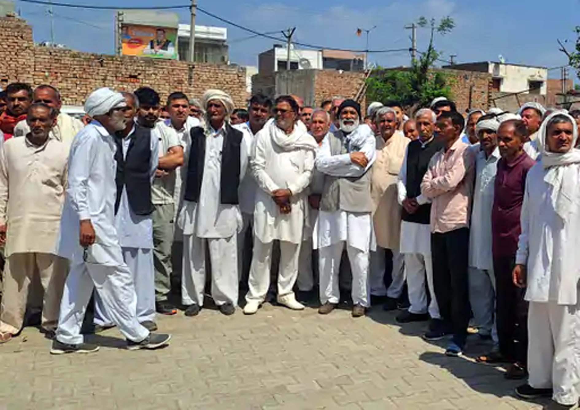 बाबा के खिलाफ एकत्रित ग्रामीण। बाबा के खिलाफ एकत्रित ग्रामीण।