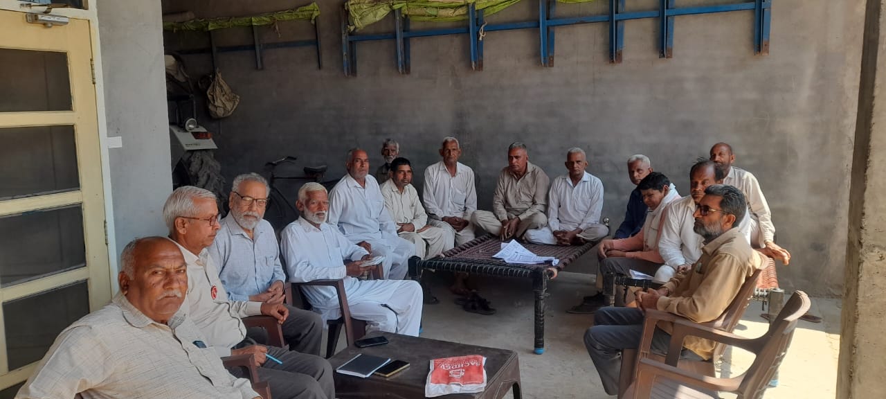 बैठक के दौरान इकट्ठा हुए किसान बैठक के दौरान इकट्ठा हुए किसान