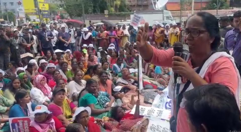 केरल में राज्य सचिवालय के सामने धरनारत आशा वर्कर। केरल में राज्य सचिवालय के सामने धरनारत आशा वर्कर।