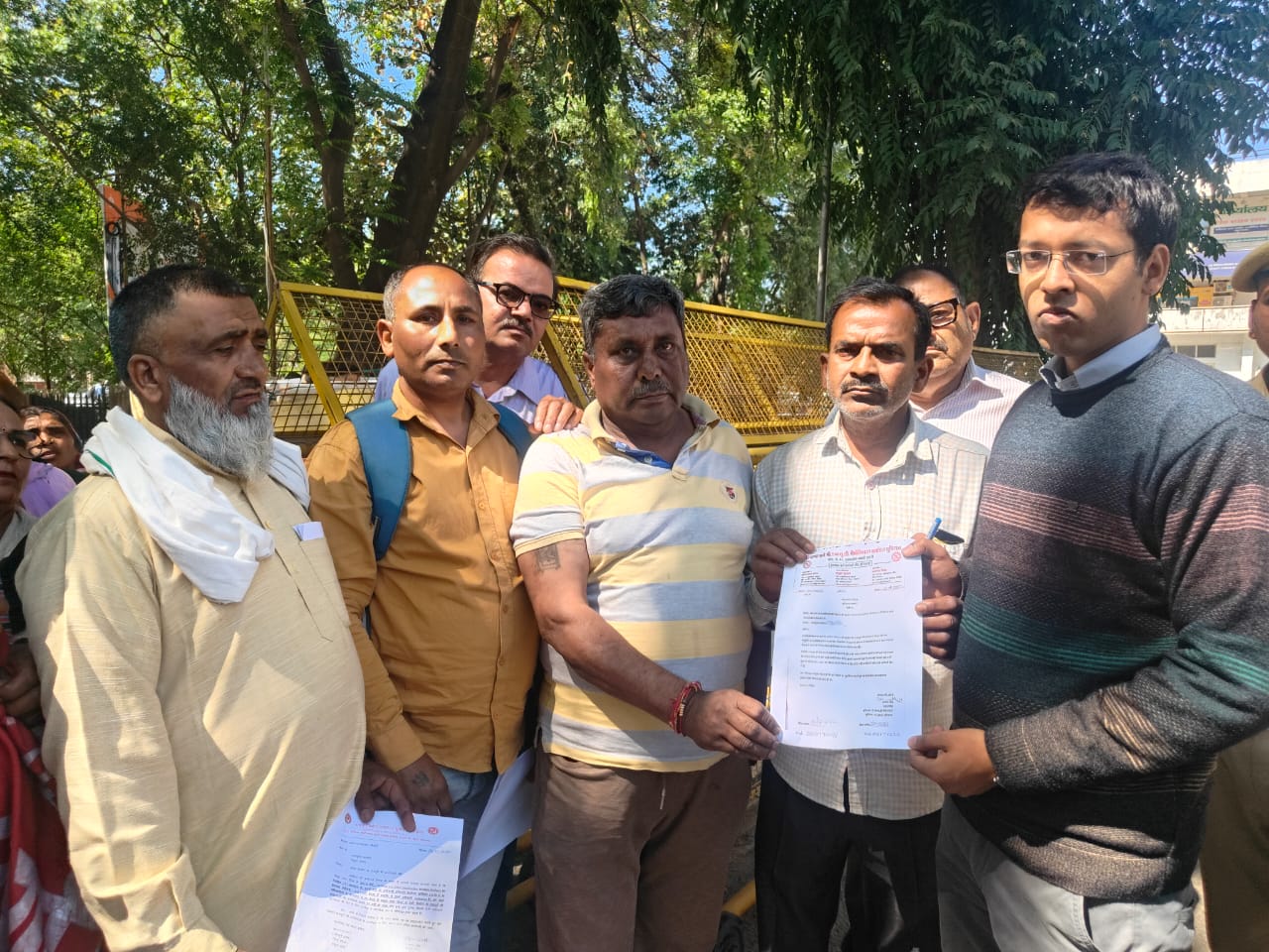 ज्ञापन देते हुए कर्मचारी ज्ञापन देते हुए कर्मचारी