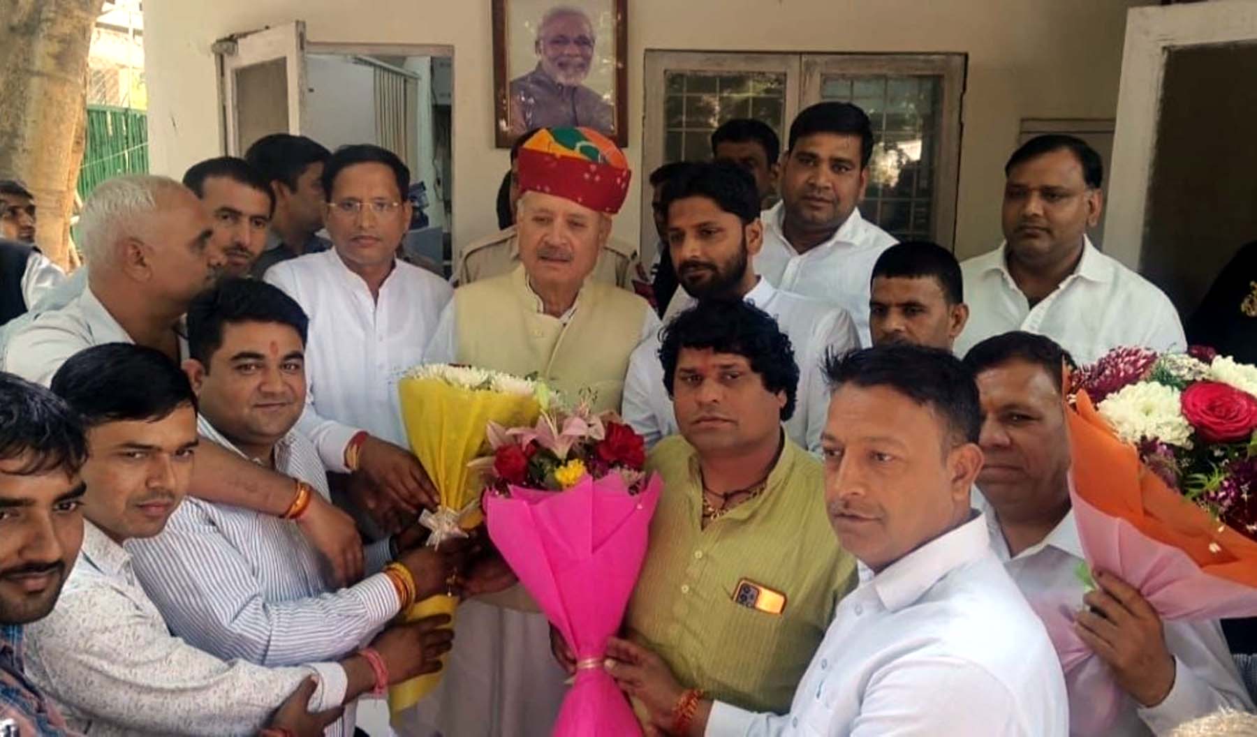 फोटो नंबर-07: केंद्रीय मंत्री से मुलाकात करते मानेसर की मेयर के पति व मानेसर से जीते निर्दलीय पार्षद। फोटो नंबर-07: केंद्रीय मंत्री से मुलाकात करते मानेसर की मेयर के पति व मानेसर से जीते निर्दलीय पार्षद।