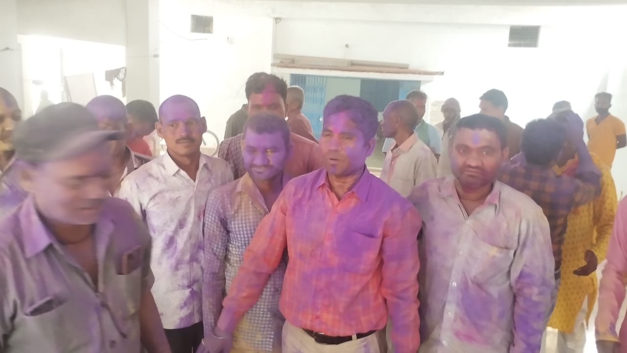 होली मिलन समारोह में उपस्थित निषाद समाज के युवा।