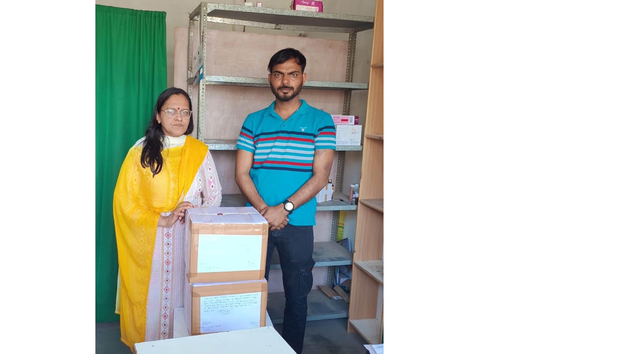 करेला गांव स्थित श्री श्याम क्लीनिक पर दवाईयों को कब्जे में लेती जिला औषधि नियंत्रण अधिकारी गीता गोयल। करेला गांव स्थित श्री श्याम क्लीनिक पर दवाईयों को कब्जे में लेती जिला औषधि नियंत्रण अधिकारी गीता गोयल।