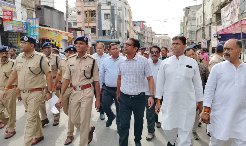 कलेक्टर और पुलिस कमिश्नर ने किया गेर मार्ग का निरीक्षण कलेक्टर और पुलिस कमिश्नर ने किया गेर मार्ग का निरीक्षण