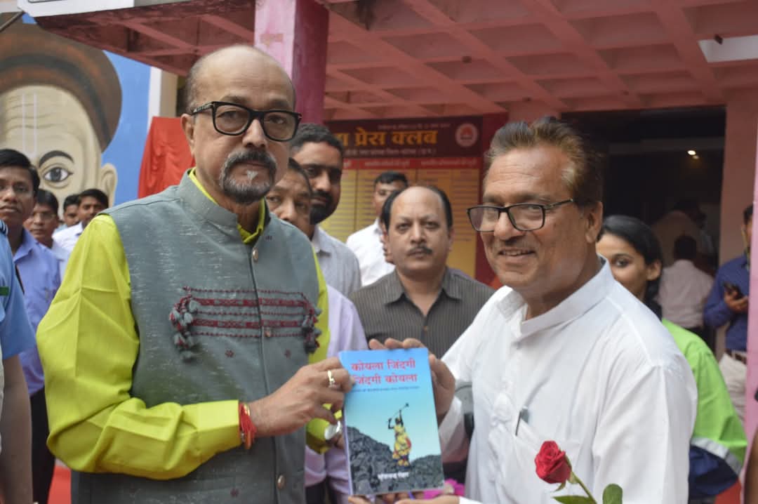 राज्यपाल रमेन डेका ने प्रेस क्लब कोरबा परिसर में किया पौधारोपण, पर्यावरण संरक्षण हेतु अधिक से अधिक पौधे लगाने हेतु किया प्रोत्साहित राज्यपाल रमेन डेका ने प्रेस क्लब कोरबा परिसर में किया पौधारोपण, पर्यावरण संरक्षण हेतु अधिक से अधिक पौधे लगाने हेतु किया प्रोत्साहित