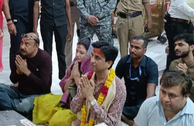 कवि कुमार विश्वास ने उज्जैन पहुंचकर किए बाबा महाकाल के दर्शन कवि कुमार विश्वास ने उज्जैन पहुंचकर किए बाबा महाकाल के दर्शन