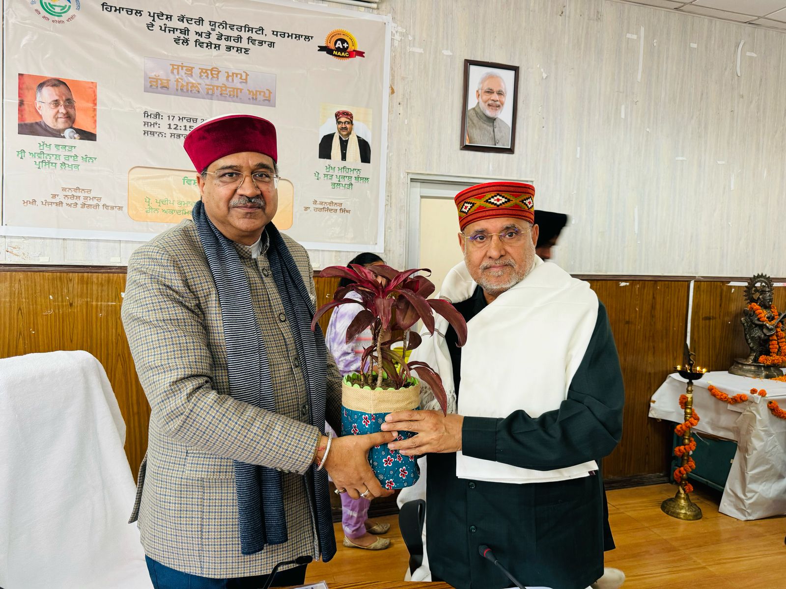 सीयू में आयोजित व्याख्यान में बतौर मुख्यवक्ता पंहुचे लेखक अविनाश राय खन्ना के स्वागत करते हुए कुलपति। सीयू में आयोजित व्याख्यान में बतौर मुख्यवक्ता पंहुचे लेखक अविनाश राय खन्ना के स्वागत करते हुए कुलपति।