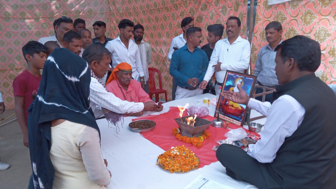 भारतीय वाल्मीकि धर्म समाज ने मुस्लिम धर्म अपना चुके रामपुर के एक हिंदू परिवार का कराया शुद्धिकरण भारतीय वाल्मीकि धर्म समाज ने मुस्लिम धर्म अपना चुके रामपुर के एक हिंदू परिवार का कराया शुद्धिकरण
