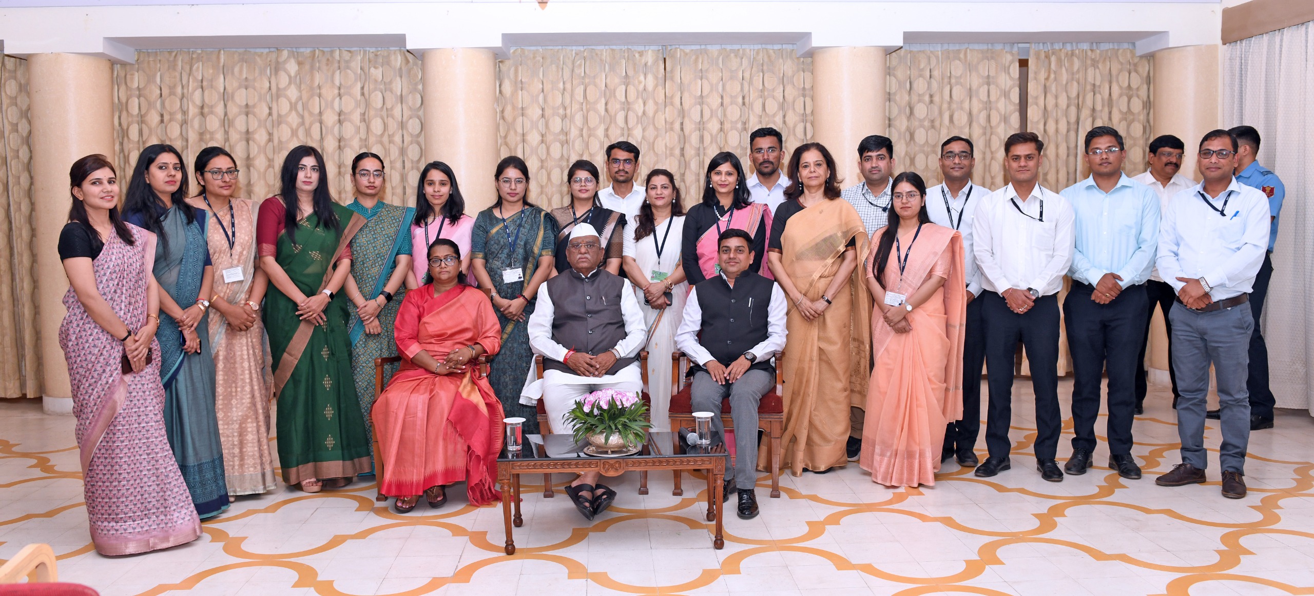 राज्यपाल से राजस्थान प्रशासनिक और लेखा सेवा के प्रशिक्षु अधिकारियों ने की मुलाकात राज्यपाल से राजस्थान प्रशासनिक और लेखा सेवा के प्रशिक्षु अधिकारियों ने की मुलाकात