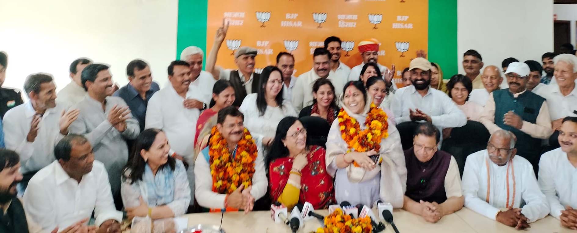 नियुक्त के बाद जिला कार्यालय में वरिष्ठ नेताओं के साथ दोनों जिला अध्यक्ष। नियुक्त के बाद जिला कार्यालय में वरिष्ठ नेताओं के साथ दोनों जिला अध्यक्ष।