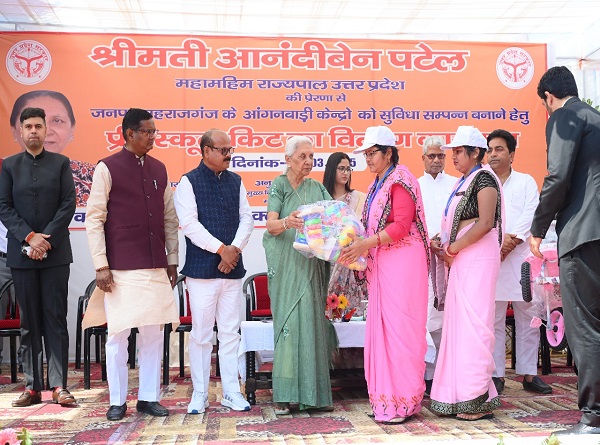 आंगनबाड़ी कार्यकत्री बहनें को उपहार देेेती राज्यपाल, मौजूद लोग आंगनबाड़ी कार्यकत्री बहनें को उपहार देेेती राज्यपाल, मौजूद लोग