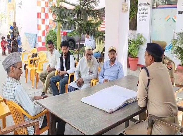 कमेटी के लाेगाें से बात करते एएसपी श्रीश चंद्र कमेटी के लाेगाें से बात करते एएसपी श्रीश चंद्र