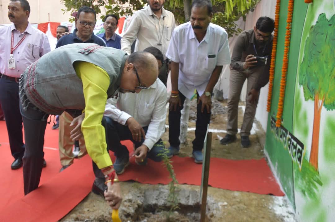 राज्यपाल रमेन डेका ने प्रेस क्लब कोरबा परिसर में किया पौधारोपण, पर्यावरण संरक्षण हेतु अधिक से अधिक पौधे लगाने हेतु किया प्रोत्साहित राज्यपाल रमेन डेका ने प्रेस क्लब कोरबा परिसर में किया पौधारोपण, पर्यावरण संरक्षण हेतु अधिक से अधिक पौधे लगाने हेतु किया प्रोत्साहित