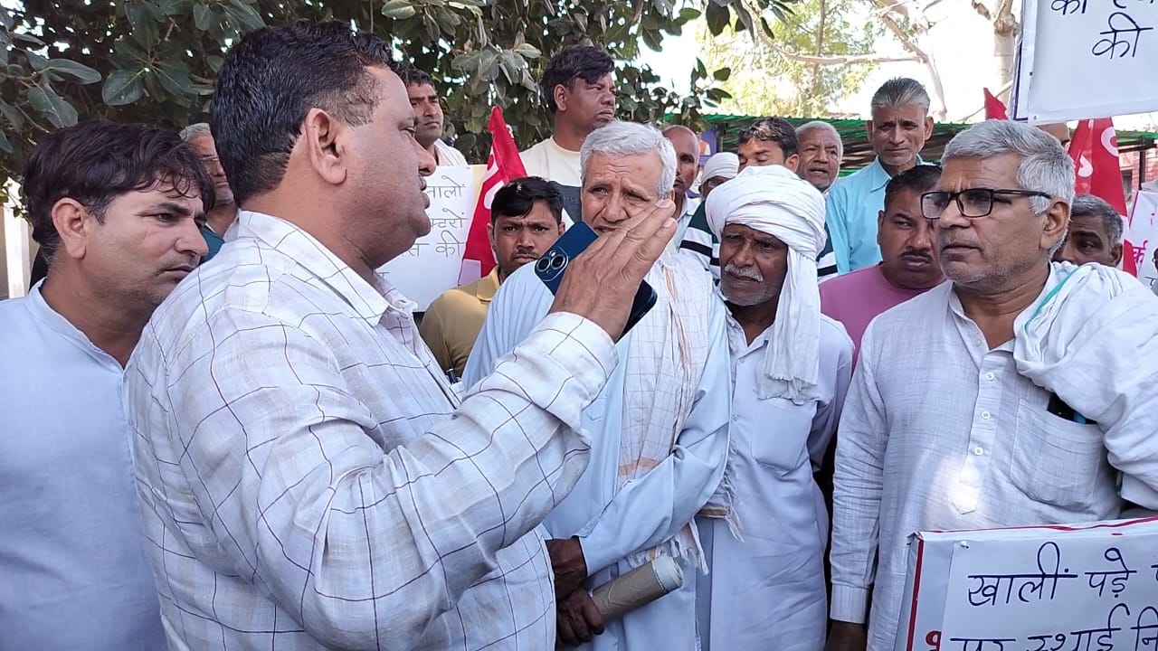 कार्यवाहक सीएमओ से मांगों को लेकर बातचीत करते हुए धरनारत कार्यकर्ता। कार्यवाहक सीएमओ से मांगों को लेकर बातचीत करते हुए धरनारत कार्यकर्ता।