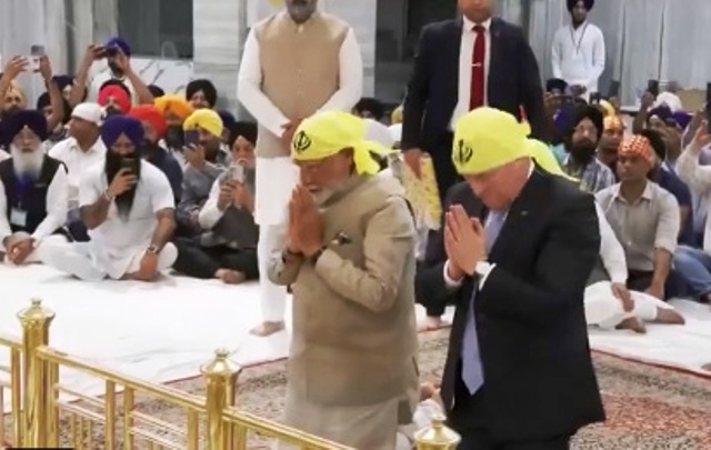 प्रधानमंत्री नरेन्द्र मोदी और न्यूजीलैंड के पीएम क्रिस्टोफर लक्सन गुरुद्वारा श्री रकाबगंज में मत्था टेकते हुए प्रधानमंत्री नरेन्द्र मोदी और न्यूजीलैंड के पीएम क्रिस्टोफर लक्सन गुरुद्वारा श्री रकाबगंज में मत्था टेकते हुए