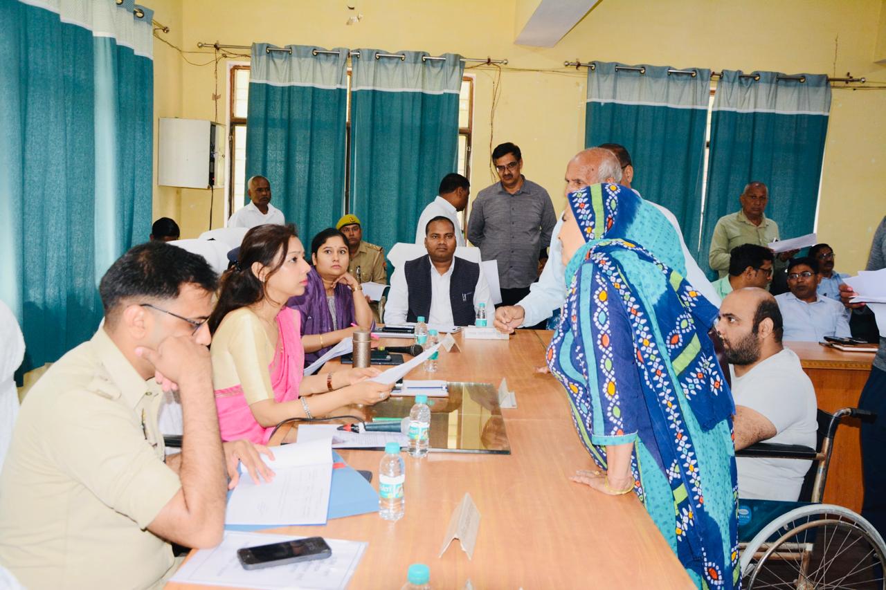 तहसील दिवस में शिकायत सुनती जिलाधिकारी तहसील दिवस में शिकायत सुनती जिलाधिकारी