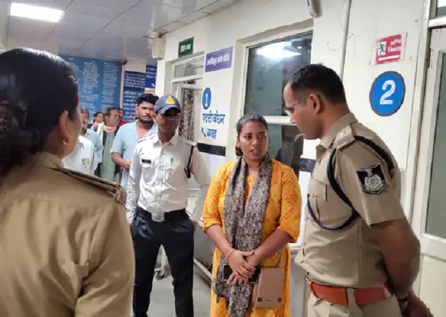 तबीयत बिगड़ने के बाद एएसआई को अस्पताल लेकर पहुंची बेटी और सहकर्मी तबीयत बिगड़ने के बाद एएसआई को अस्पताल लेकर पहुंची बेटी और सहकर्मी