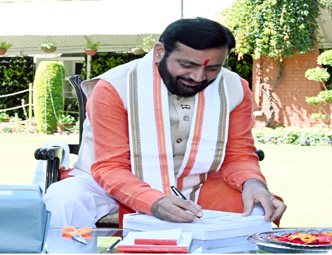 हरियाणा के मुख्यमंत्री नायब सैनी बजट पर हस्ताक्षर करते हुए हरियाणा के मुख्यमंत्री नायब सैनी बजट पर हस्ताक्षर करते हुए