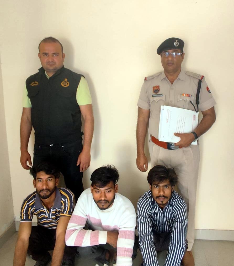 लूट के मामले में गिरफ्तार किए गए आरोपित लूट के मामले में गिरफ्तार किए गए आरोपित