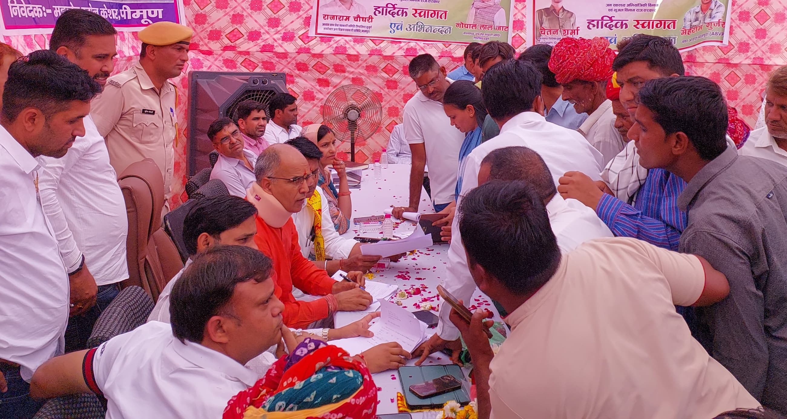 जनसुनवाई में माैजूद जलदाय मंत्री जनसुनवाई में माैजूद जलदाय मंत्री