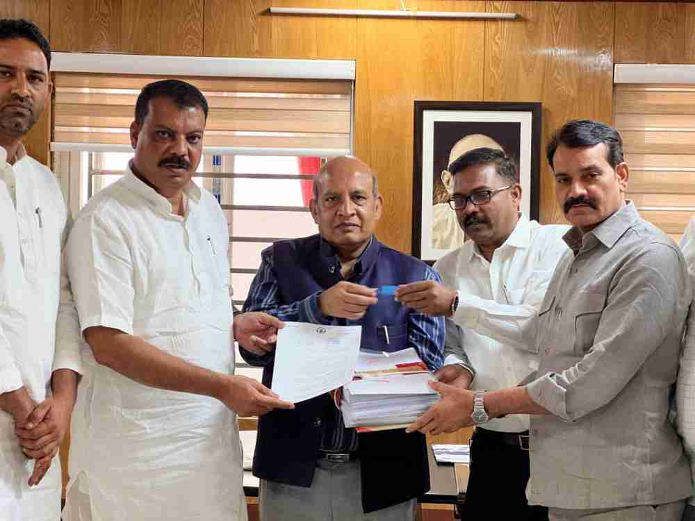नेता प्रतिपक्ष उमंग सिंघार लोकायुक्त कार्यालय पहुंचे नेता प्रतिपक्ष उमंग सिंघार लोकायुक्त कार्यालय पहुंचे