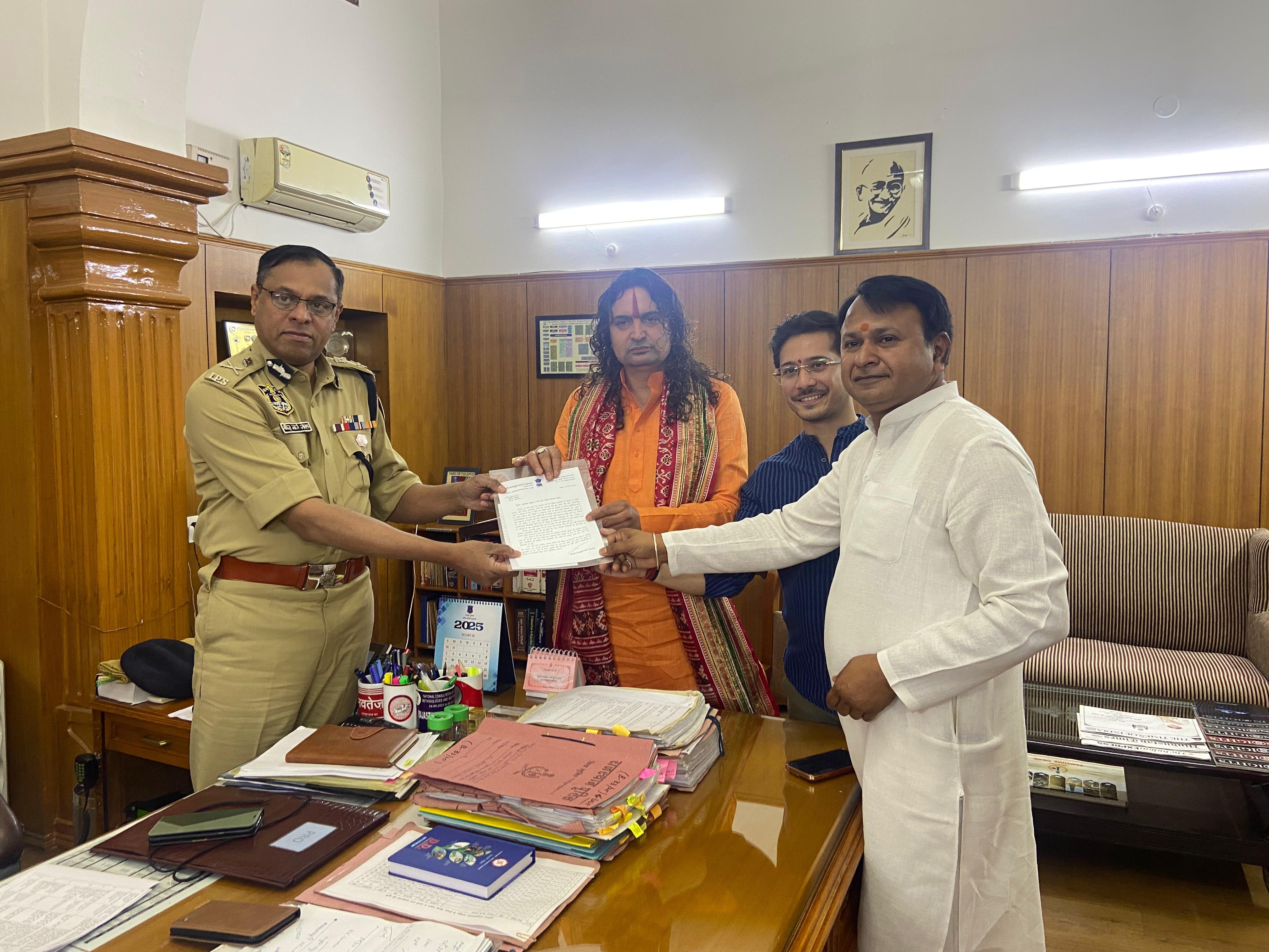 चारदीवारी में जुलूस के खिलाफ शिकायत दर्ज कराई चारदीवारी में जुलूस के खिलाफ शिकायत दर्ज कराई