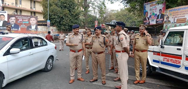 स्वास्थ्य भवन चौराहे पर तैनात लखनऊ कमिश्नरेट पुलिस के अधिकारीगण (फोटो) स्वास्थ्य भवन चौराहे पर तैनात लखनऊ कमिश्नरेट पुलिस के अधिकारीगण (फोटो)