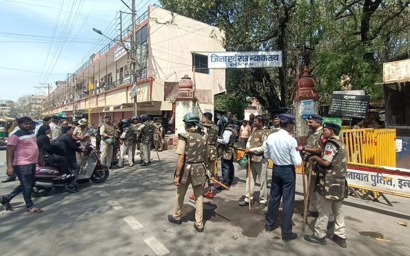 जिला अदालत के बाहर पुलिस बल तैनात जिला अदालत के बाहर पुलिस बल तैनात