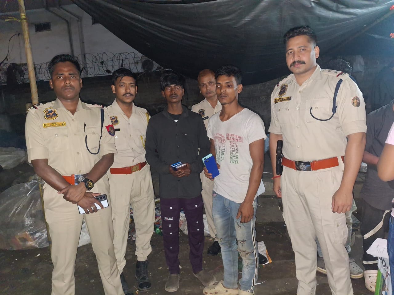पानबाजार पुलिस द्वारा गिरफ्तार चोरी के मोबाइलों के साथ दो आरोपितों की तस्वीर। पानबाजार पुलिस द्वारा गिरफ्तार चोरी के मोबाइलों के साथ दो आरोपितों की तस्वीर।