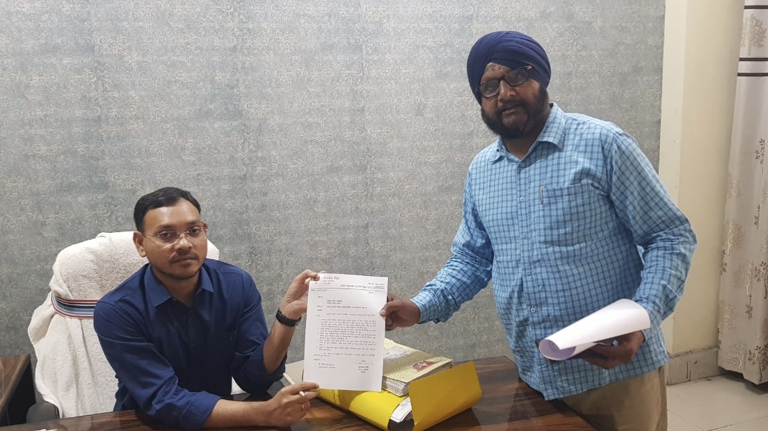 सीओ को ज्ञापन सौंपते सांसद प्रतिनिधि अनमोल सिंह सीओ को ज्ञापन सौंपते सांसद प्रतिनिधि अनमोल सिंह