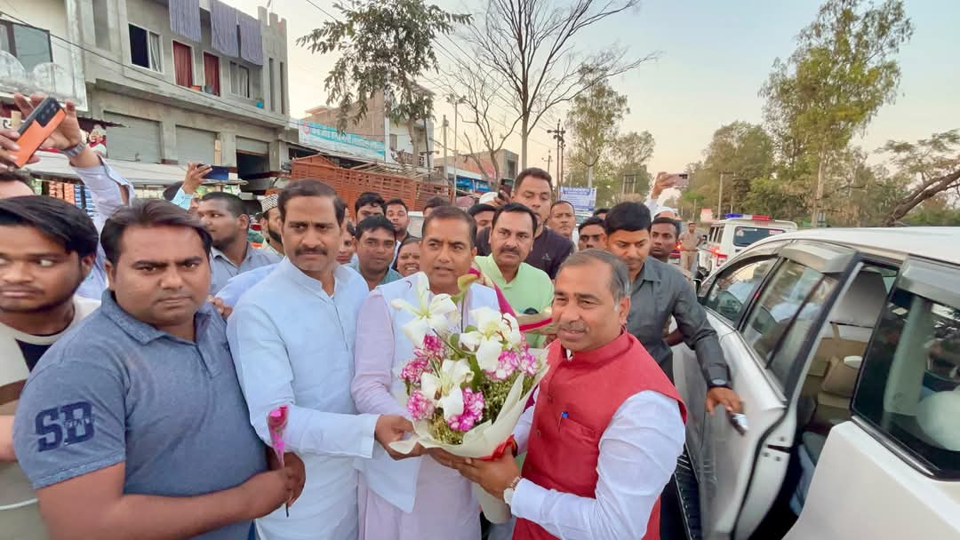 मुरादाबाद में कुंदरकी विधानसभा क्षेत्र में राज्यमंत्री बृजेश सिंह का स्वागत करते विधायक रामवीर सिंह ठाकुर। मुरादाबाद में कुंदरकी विधानसभा क्षेत्र में राज्यमंत्री बृजेश सिंह का स्वागत करते विधायक रामवीर सिंह ठाकुर।