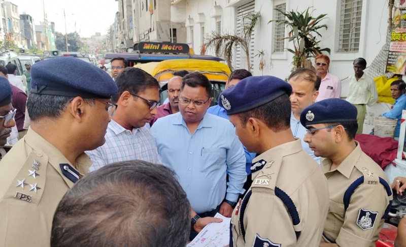 कलेक्टर और पुलिस कमिश्नर ने किया गेर मार्ग का निरीक्षण कलेक्टर और पुलिस कमिश्नर ने किया गेर मार्ग का निरीक्षण