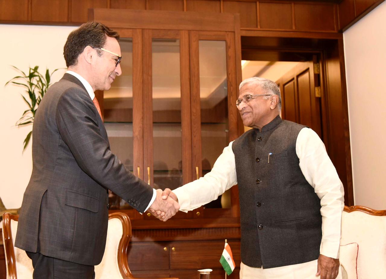 पुर्तगाल विधानसभा के उपाध्यक्ष मार्कोस पेरेस्ट्रेलो ने सोमवार को संसद भवन परिसर में राज्य सभा के उपसभापति हरिवंश से मुलाकात की। पुर्तगाल विधानसभा के उपाध्यक्ष मार्कोस पेरेस्ट्रेलो ने सोमवार को संसद भवन परिसर में राज्य सभा के उपसभापति हरिवंश से मुलाकात की।