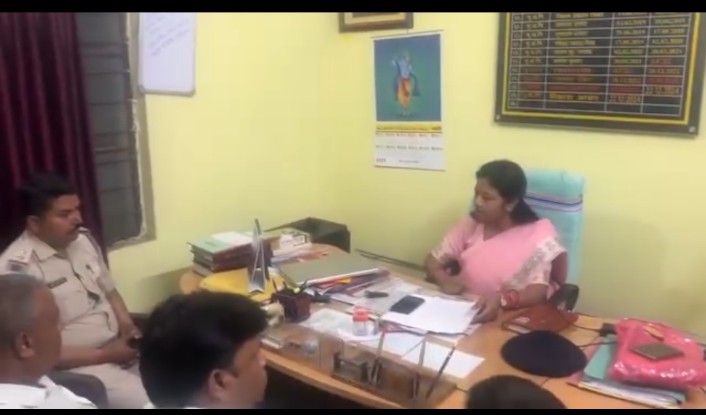 थानेदार की कुर्सी पर बैठी विधायक ममता देवी का फाइल फोटो थानेदार की कुर्सी पर बैठी विधायक ममता देवी का फाइल फोटो
