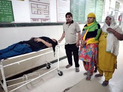 गर्भवती महिला और घायल युवक को अस्पताल लेकर पहुंचे परिजन। गर्भवती महिला और घायल युवक को अस्पताल लेकर पहुंचे परिजन।