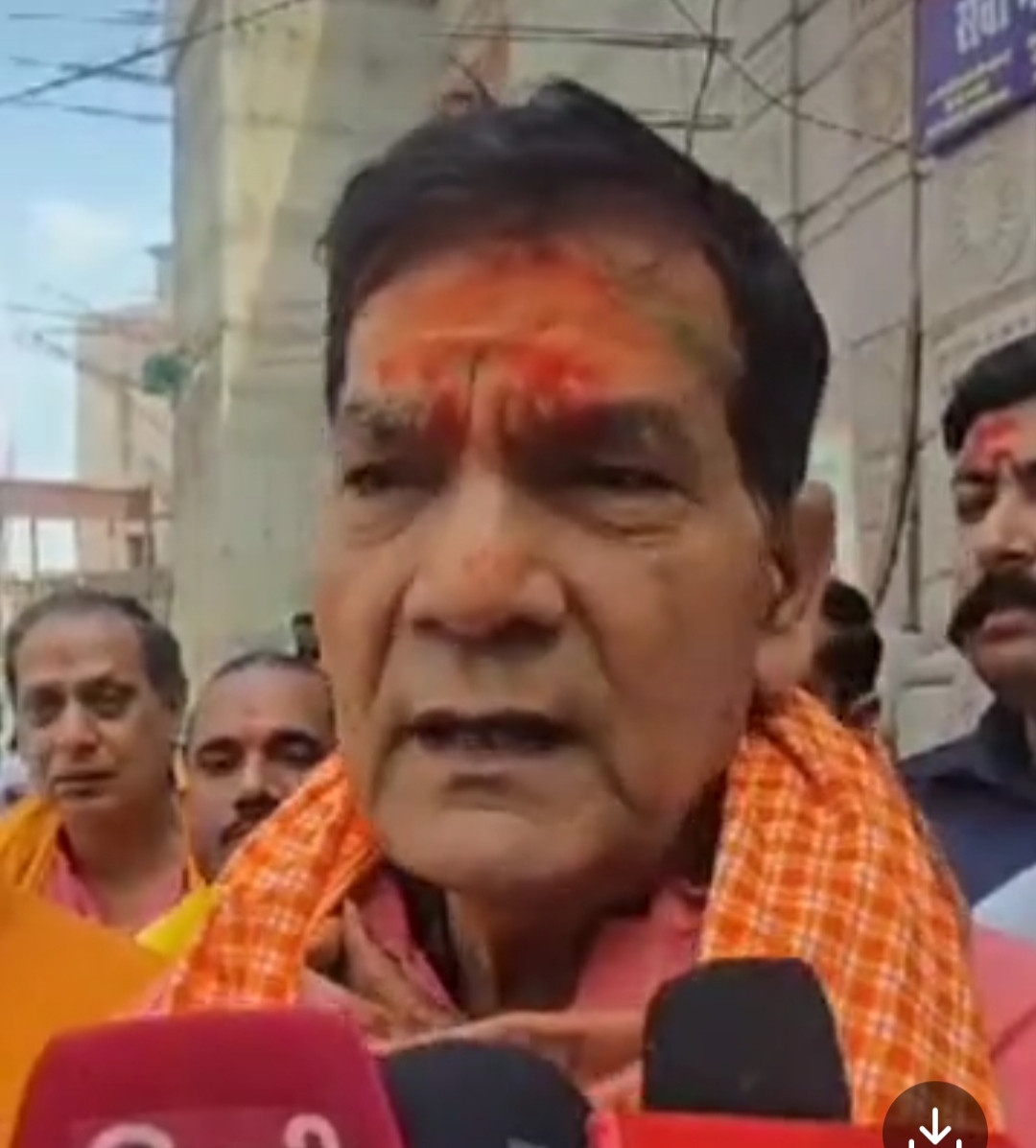 दर्शन-पूजन के बाद पत्रकारों को सम्बोधित करते नगर विकास मंत्री एके शर्मा । दर्शन-पूजन के बाद पत्रकारों को सम्बोधित करते नगर विकास मंत्री एके शर्मा ।