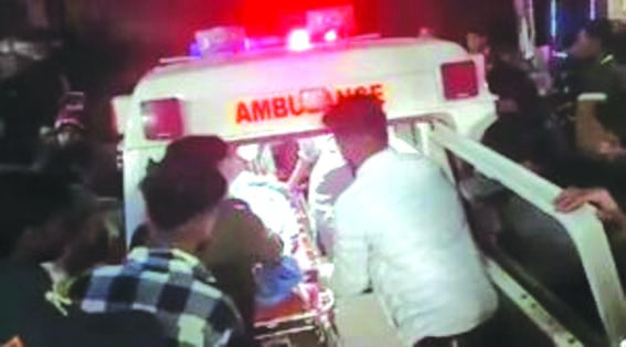 घायल को अस्पताल ले जाते हुए घायल को अस्पताल ले जाते हुए