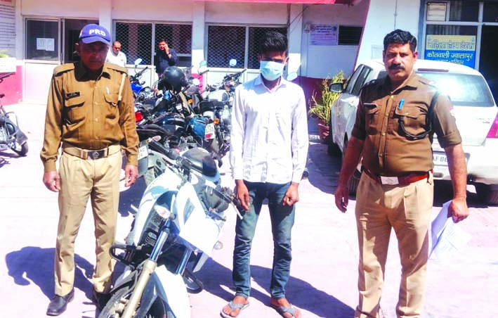 पुलिस गिरफ्त में आरेापित पुलिस गिरफ्त में आरेापित