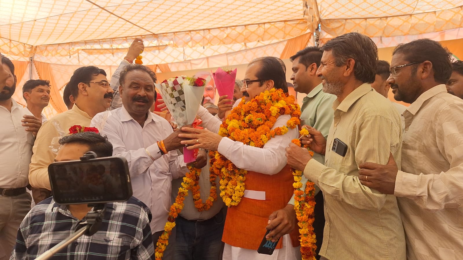 भाजपा कार्यालय में नवनियुक्त प्रधान का स्वागत करते कार्यकर्ता। भाजपा कार्यालय में नवनियुक्त प्रधान का स्वागत करते कार्यकर्ता।