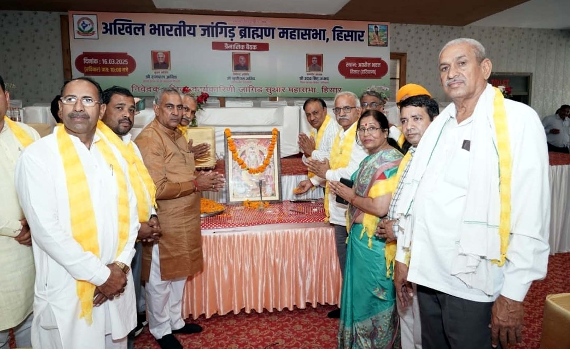 आम सभा का शुभारंभ करते मुख्य अतिथि व प्रदेश अध्यक्ष खुशीराम जांगड़ा व सदस्य। आम सभा का शुभारंभ करते मुख्य अतिथि व प्रदेश अध्यक्ष खुशीराम जांगड़ा व सदस्य।