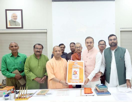 मुख्यमंत्री से भेंट करता प्रतिनिधिमण्डल मुख्यमंत्री से भेंट करता प्रतिनिधिमण्डल