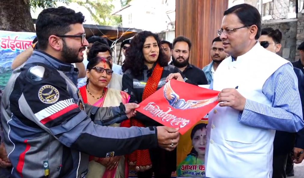 रैली काे झंडी दिखाते सीएम।