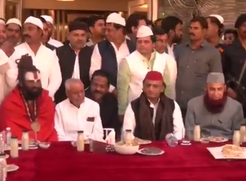 फखरूल के इफ्तार पार्टी में बैठे अखिलेश यादव (वीडियो से ली गयी फोटो) फखरूल के इफ्तार पार्टी में बैठे अखिलेश यादव (वीडियो से ली गयी फोटो)