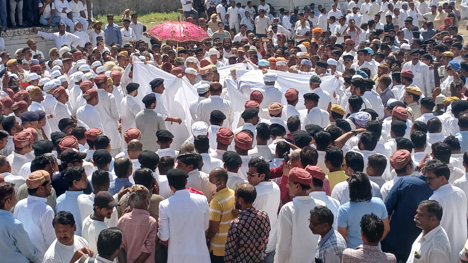 अरविंद सिंह मेवाड़ को राजपरिवार की परम्परानुसार अंतिम विदाई अरविंद सिंह मेवाड़ को राजपरिवार की परम्परानुसार अंतिम विदाई