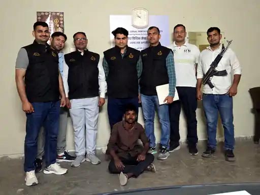 पुलिस की गिरफ्त में आरोपी सुरेश। पुलिस की गिरफ्त में आरोपी सुरेश।