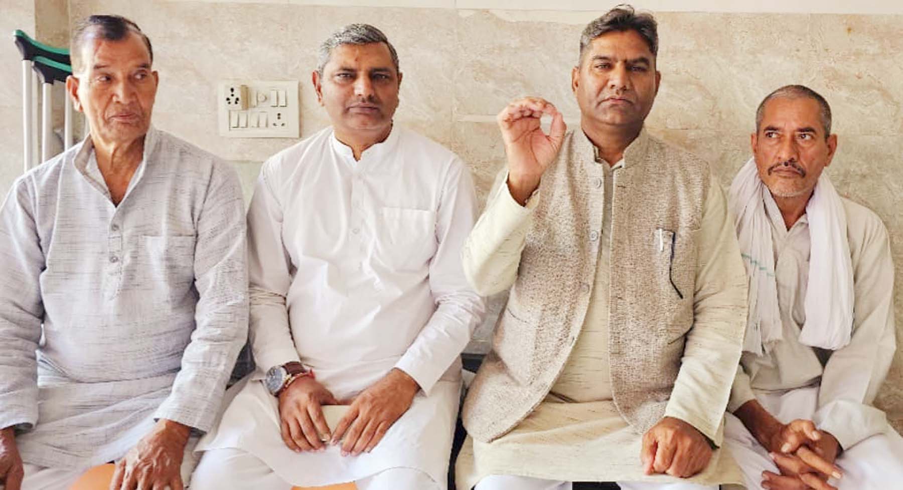 फर्रुखनगर तहसील में भ्रष्टाचार के आरोप लगाते हुए जानकारी देते कांग्रेस के प्रदेश प्रवक्ता सुखबीर तंवर। फर्रुखनगर तहसील में भ्रष्टाचार के आरोप लगाते हुए जानकारी देते कांग्रेस के प्रदेश प्रवक्ता सुखबीर तंवर।